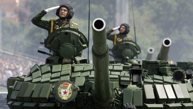 Běloruské tanky na vojenské přehlídce v Minsku