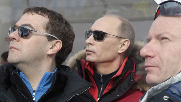 Trio - někdejší prezident Dmitrij Medveděv, premiér Vladimir Putin a byznysman Vladimir Potanin