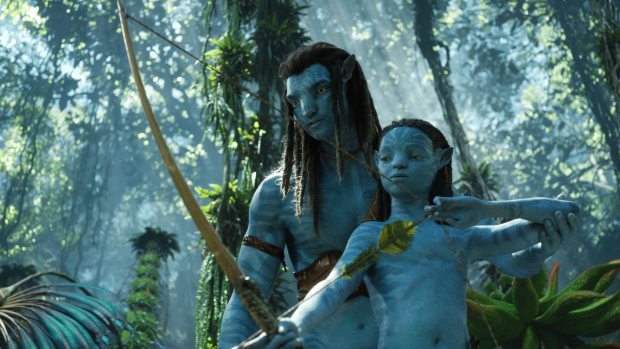 Jake Sully (Sam Worthington) se synem Neteyamem ve snímku Avatar: The Way of Water