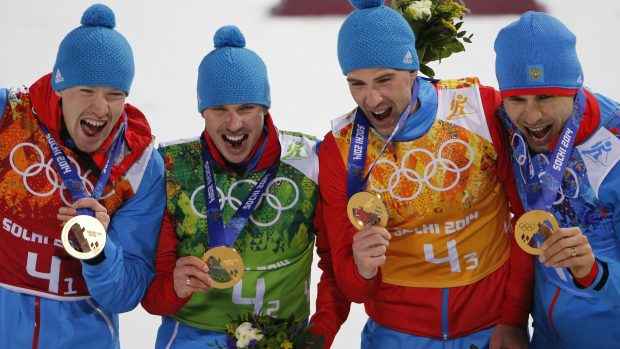 Ruská mužská štafeta se zlatou medailí na olympiádě v Soči. O cenný kov ale přijdou kvůli pozitivnímu dopingovému testu Jevgenije Usťugova (druhý zleva).