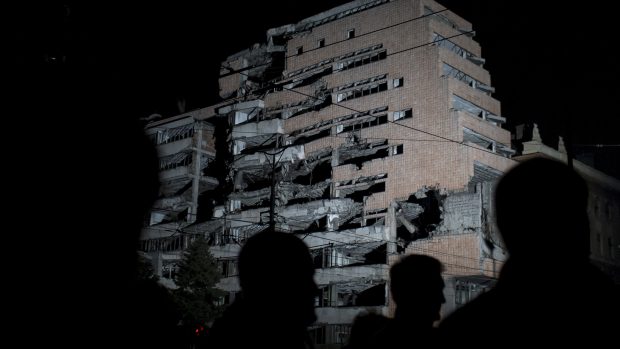 Lidé si stále bombardování připomínají. Například v roce 2015 se sešli před zničeným vojenským velitelstvím v Bělehradě.