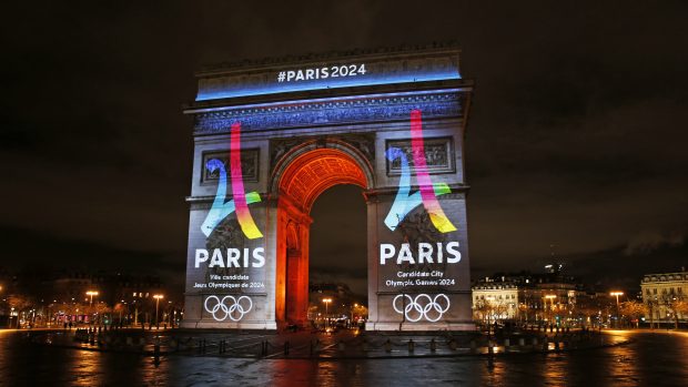 Logo Olympijských her v Paříži na Vítězném oblouku
