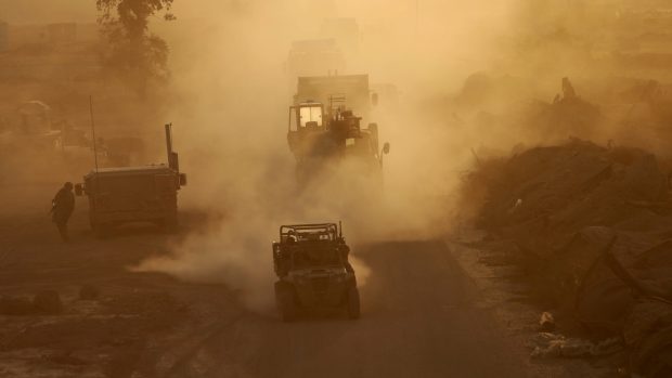Americká vozidla projíždějí na základně americké armády v Kajjáře jižně od Mosulu