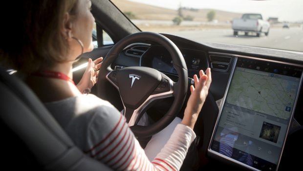 Interiér elektromobilu Tesla umožňuje zapnutí autopilota.