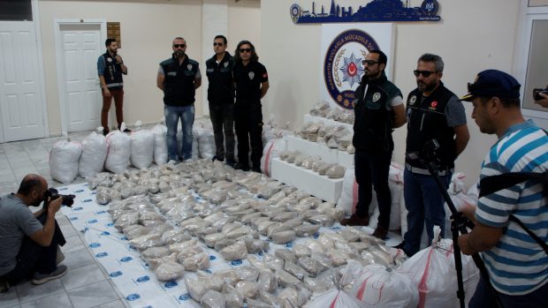 Už loni zabavila policie v tureckém Marmarisu množství pašovaného heroinu. (ilustrační foto)