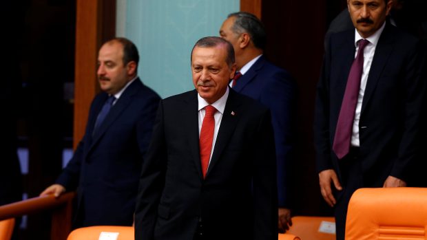 Prezident Recep Tayyip Erdogan v sobotu symbolicky vystoupil v parlamentu ve stejné době, kdy byl v červenci 2016 bombardovaný.
