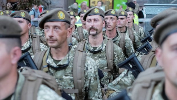 Ukrajinští vojáci během nácviku na Den nezávislosti v Kyjevě