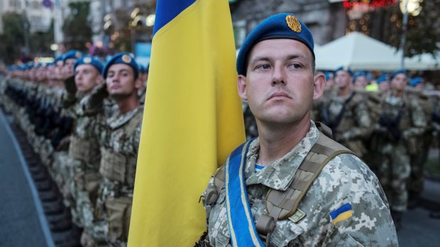 Ukrajinští vojáci během nácviku na Den nezávislosti v Kyjevě