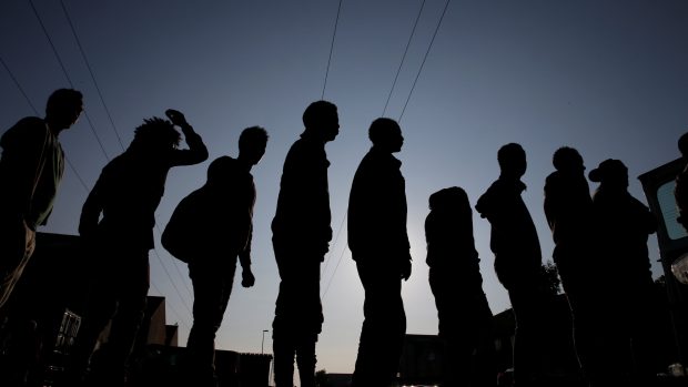 Migranti z Etiopie a Eritrey se řadí do fronty na jídlo ve francouzském městě Calais