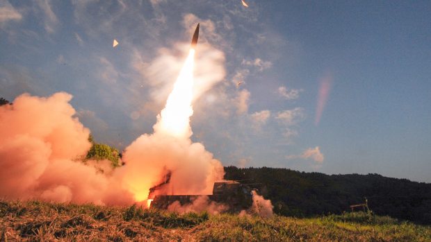 Jihokorejská armáda uspořádala v reakci na šestý severokorejský jaderný test vojenské cvičení. Podle prohlášení Soulu zkoušela střely dlouhého doletu vzduch-země i balistické rakety