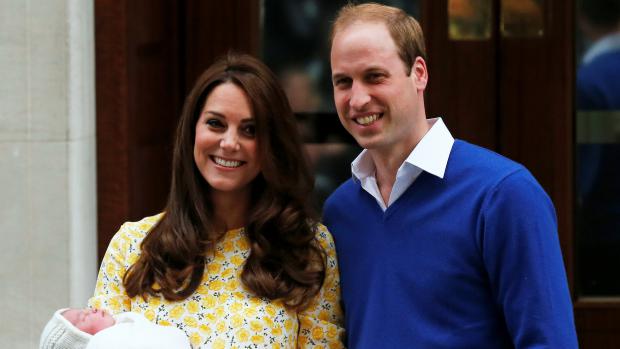 Vévodkyně Kate a princ William s dcerou Charlotte po jejím narození v květnu 2015