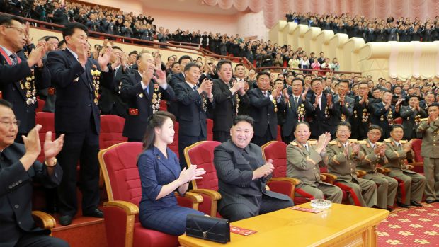 Kim Čong-un tleská během slavnosti pro vědce, kteří se měli podílet na výrobě údajné vodíkové bomby