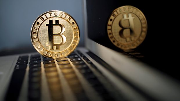 Cena bitcoinu spadla pod 3000 amerických dolarů.