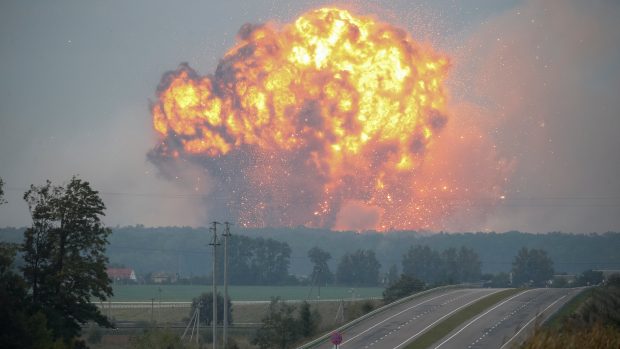 Na Ukrajině evakuovali tisíce lidí kvůli explozi muničního skladu.