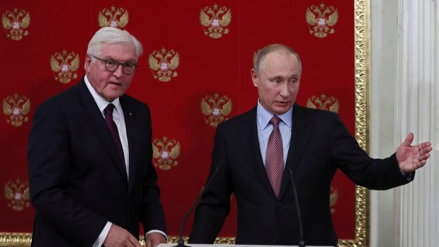 Německý prezident Frank-Walter Steinmeier (vlevo) a jeho ruský protějšek Vladimir Putin