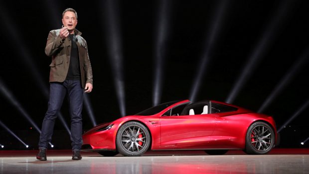 Elon Musk při představení modernizované verze svého prvního sportovního vozu Roadster.