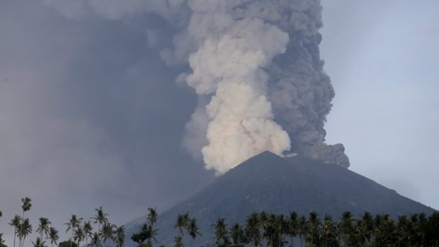 Erupce sopky Agung na indonéském ostrově Bali