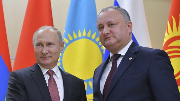 Zleva: ruský prezident Vladimir Putin a jeho moldavský protějšek Igor Dodon.