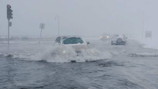 Bostonský starosta Marty Walsh vyzval řidiče, aby nevyjížděli, protože části města jsou v důsledku silného větru zatopené. Mnoho aut voda zaskočila a zasahovat musejí záchranáři.