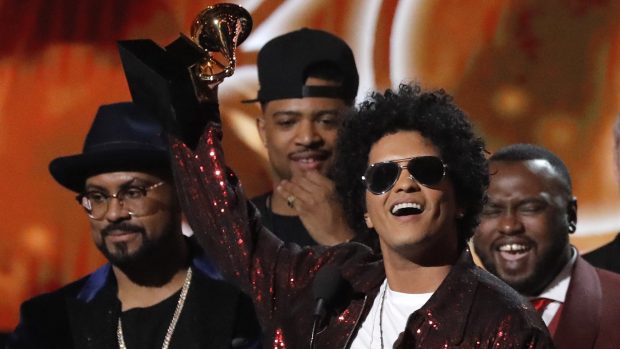 Bruno Mars přebírá cenu Grammy