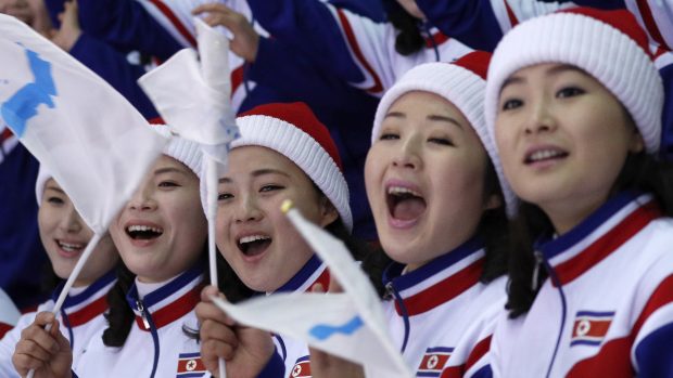 Severokorejské fanynky na olympijských hrách s vlajkou sjednoceného poloostrova
