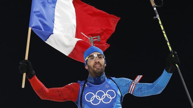 Martin Fourcade v cíli smíšené štafety na letošních olympijských hrách