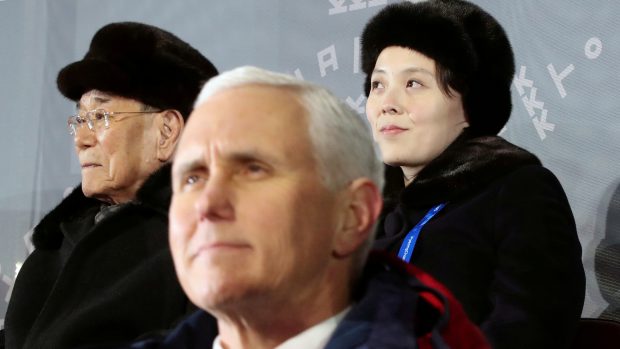 Americký viceprezident Mike Pence (v popředí) a představitelé KLDR Kim Jong-nam a sestra severokorejského diktátora Kim Jo-čong na zahájení olympijských her v Koreji