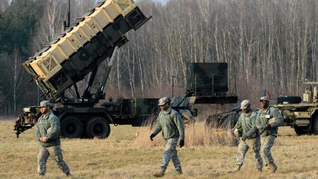 Američtí vojáci při cvičení v Polsku, v pozadí americký raketový systém Patriot