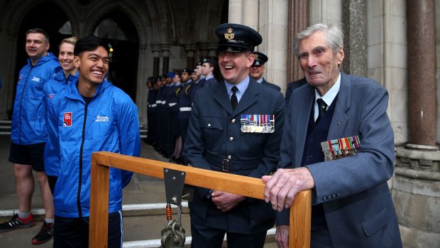 Ve věku 101 let zemřel v úterý bývalý britský vojenský pilot Paul Farnes (úplně vpravo)