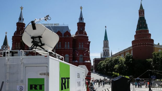 Přenosový vůz televize RT u Rudého náměstí v Moskvě (ilustrační foto).