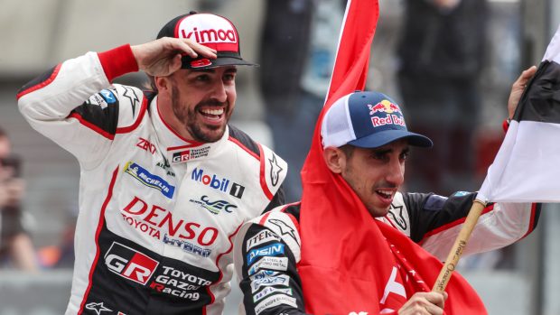 Fernando Alonso (vlevo) po vítězství v závodě Le Mans se svými týmovým kolegou Švýcarem Sebastienem Buemim