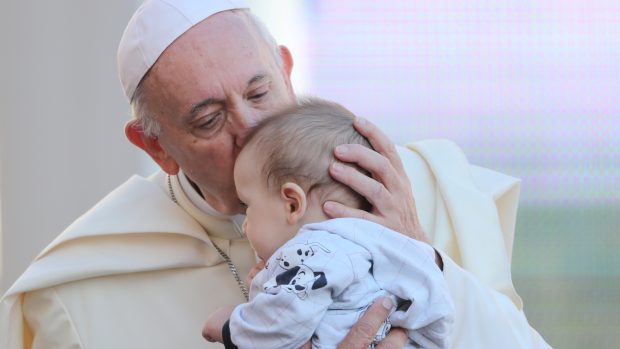 Papež František při audienci s dítětem