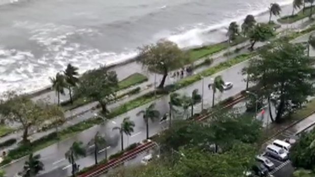 Tajfun Mangkhut ničí filipínskou metropoli Manilu.