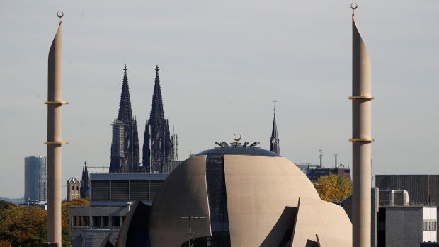 Nová mešita v Kolíně na Rýnem, v pozadí kolínská katedrála