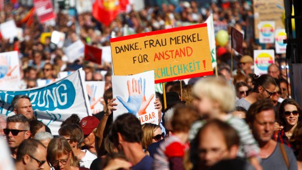Tisíce lidí demonstrují v Berlíně proti xenofobii a rasismu.