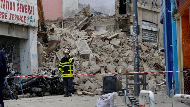 V Marseille se v pondělí zřítily dva zchátralé domy. Hasiči v troskách našli zatím pět obětí