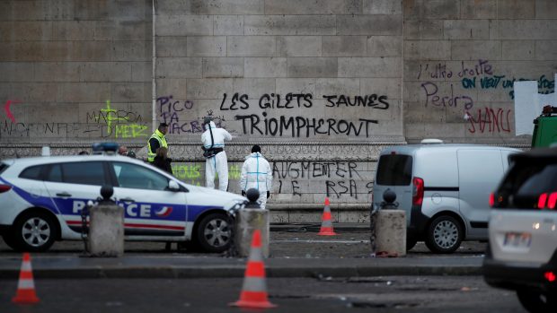 Výtržníci při protestech proti zdražování pohonných hmot nasprejovali na Vítězný oblouk v Paříži nápis &quot;Žluté vesty budou triumfovat&quot;