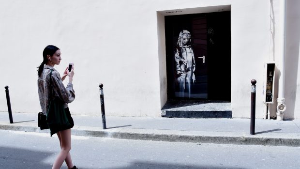 Graffiti připisovanému streetartovému umělci Banksymu na dveřích pařížského klubu Bataclan