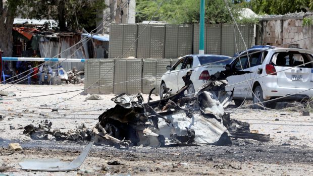 Auto, které vybuchlo při útoku islamistického hnutí Šabáb.