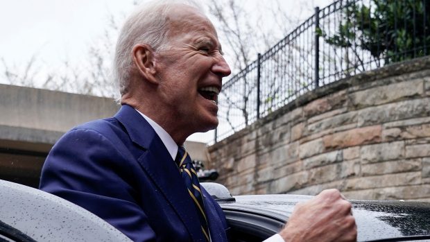 Joe Biden povzbuzuje své příznivce.