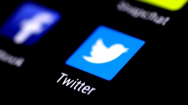 Sociální síť Twitter kvůli volbám do Evropského parlamentu a parlamentním volbám v Indii zavádí novou funkci pro snadnější upozorňování na nepravdivé informace
