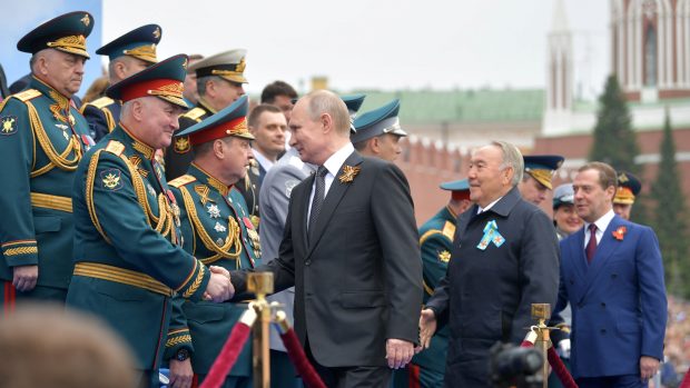 Ruský prezident Putin a premiér Medveděv při vojenské přehlídce na Den vítězství.
