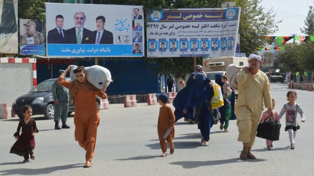 Lidé opouštěli město Kunduz po útoku Tálibánu.