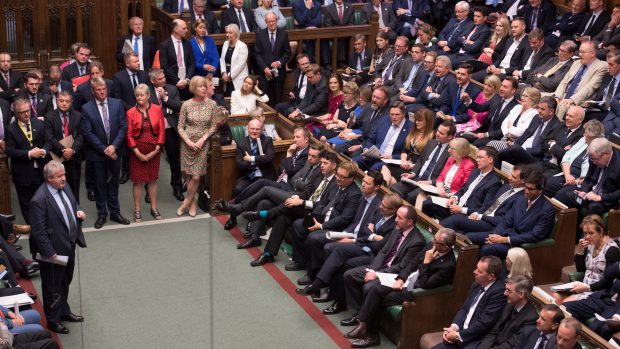 Poslanci Dolní sněmovny britského parlamentu ve středu ve druhém čtení schválili návrh zákona, jehož cílem je zabránit odchodu Velké Británie z Evropské unie bez dohody