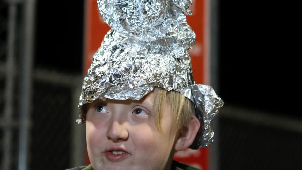Chlapec s kloboukem z alobalu před branami armádního areálu Oblast 51, kde se podle UFO nadšenců mají nacházet důkazy o mimozemském životě.