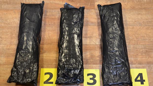 Celníci zadrželi na Ruzyni muže se šesti kilogramy heroinu v kufru. Přiletěl z Dubaje