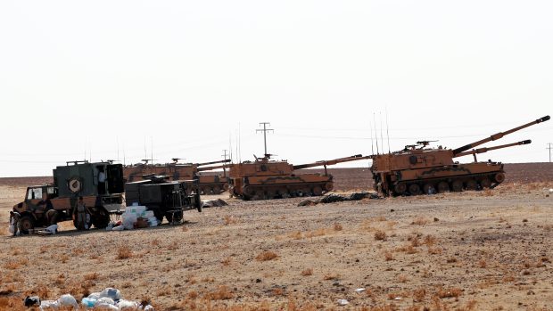 Vozidla turecké armády poblíž turecko-syrské hranice v provincii Sanliurfa v Turecku.