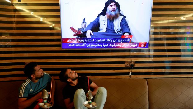 Iráčtí mladíci sledují v televizi zprávu o smrti vůdce takzvaného Islámského státu Abú Bakra Bagdádího