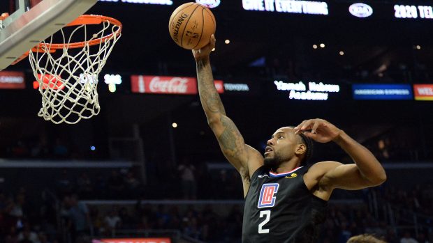 Basketbalista Kawhi Leonard střílí koš během zápasu NBA proti San Antoniu Spurs