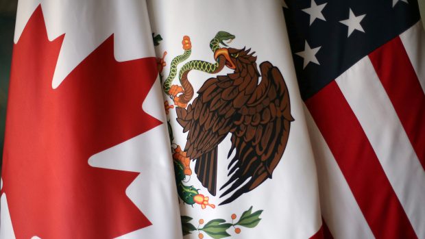 Vlajky (zleva) Kanady, Mexika a USA - zemí dříve sdružených obchodní dohodou NAFTA